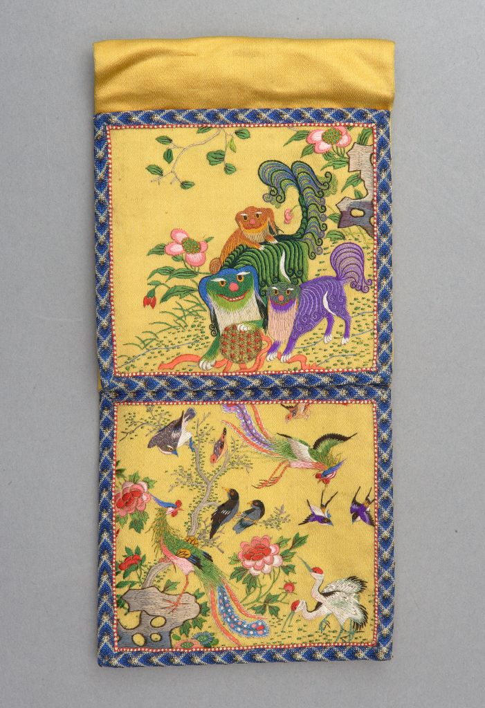 图片[2]-Yellow satin embroidered work of Taishi Shaoshi Bainiao Chaofeng-China Archive